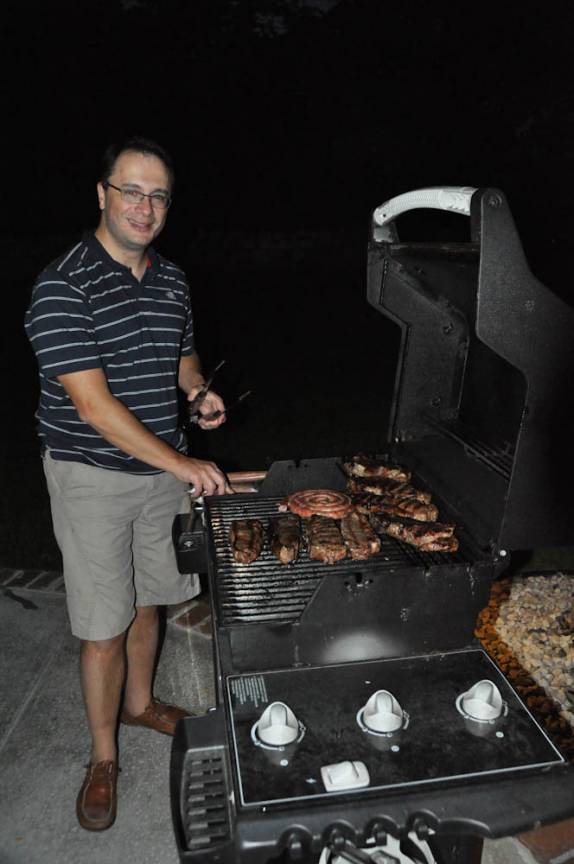 Marcelo prepara delicioso churrasco em Brookfield, subúrbio de Milwaukee, em Wisconsin, nos Estados Unidos